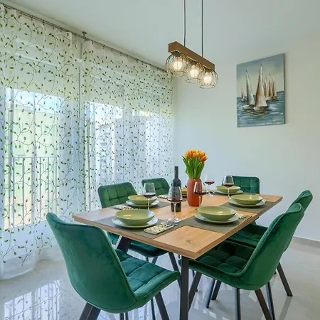 Nikola's Nest ספליט