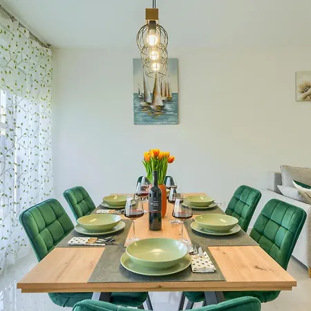 Nikola's Nest ספליט